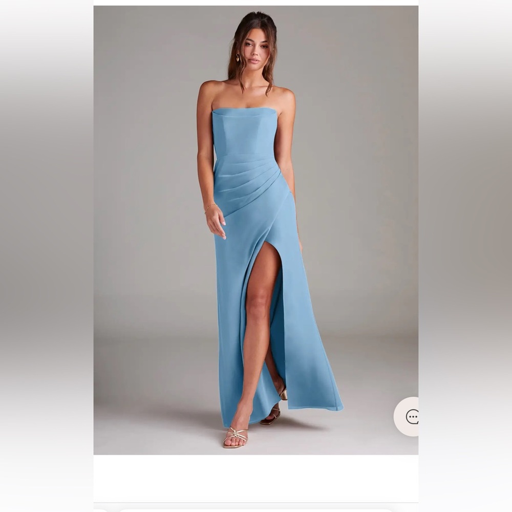 Azazie Leonie
Steel Blue / Custom Size C
Fabric: Chiffon